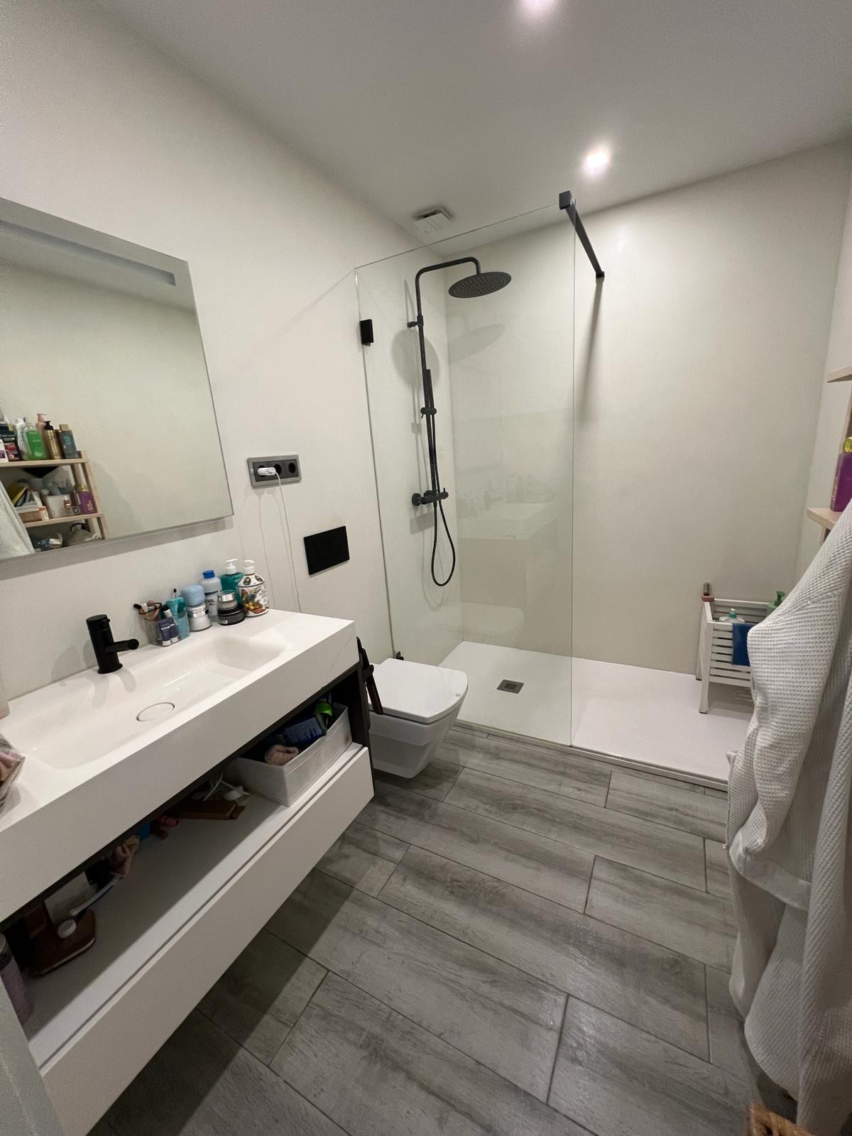 Casa de banho moderna e impecável após serviço da Royal Diamond Clean